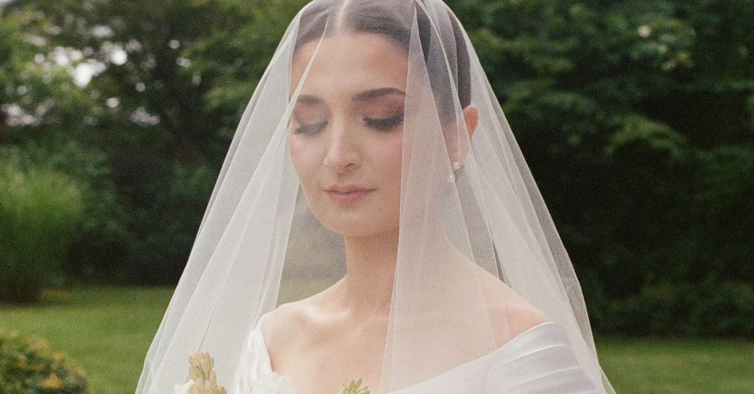 The place to Place a Wedding ceremony Veil, Based mostly totally on Your Hairstyle